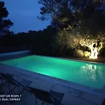 Дом отдыха Proche Uzes Petit Avec Grande Cuisine D'ete Et Piscine Saint-Siffret