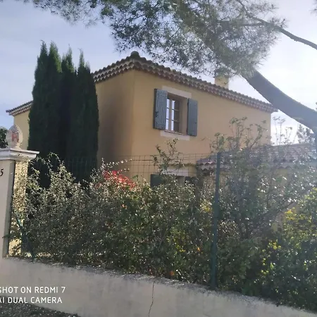 Proche Uzes Petit Avec Grande Cuisine D'ete Et Piscine *
