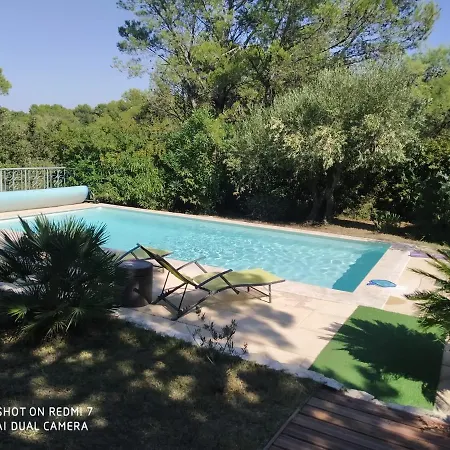 Holiday home Proche Uzes Petit Avec Grande Cuisine D'ete Et Piscine Saint-Siffret