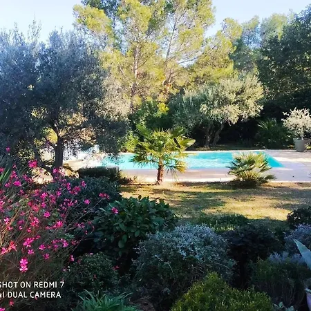 Proche Uzes Petit Avec Grande Cuisine D'ete Et Piscine *