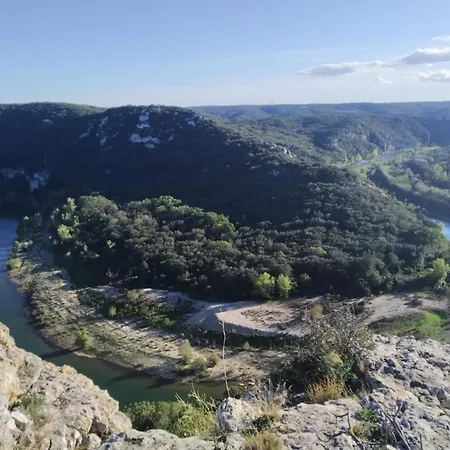 Proche Uzes Petit Avec Grande Cuisine D'ete Et Piscine Дом отдыха