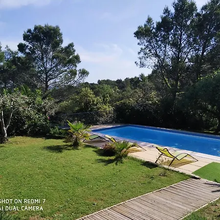Proche Uzes Petit Avec Grande Cuisine D'ete Et Piscine