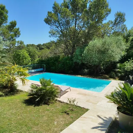 Proche Uzes Petit Avec Grande Cuisine D'ete Et Piscine Дом отдыха *