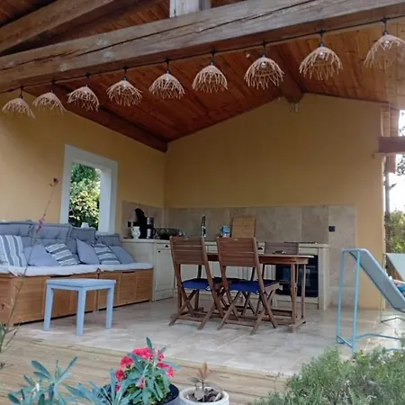 Proche Uzes Petit Avec Grande Cuisine D'ete Et Piscine Ferienhaus Saint-Siffret